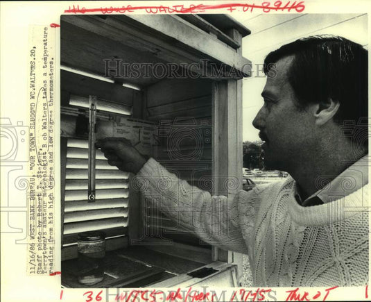 1988 Press Photo Terrytown's Amateur Meteorologist Bob Walters takes temperature