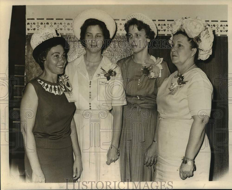 Load image into Gallery viewer, 1965 Press Photo Members of Veterinary Association Meet At Arnauds - noc55728
