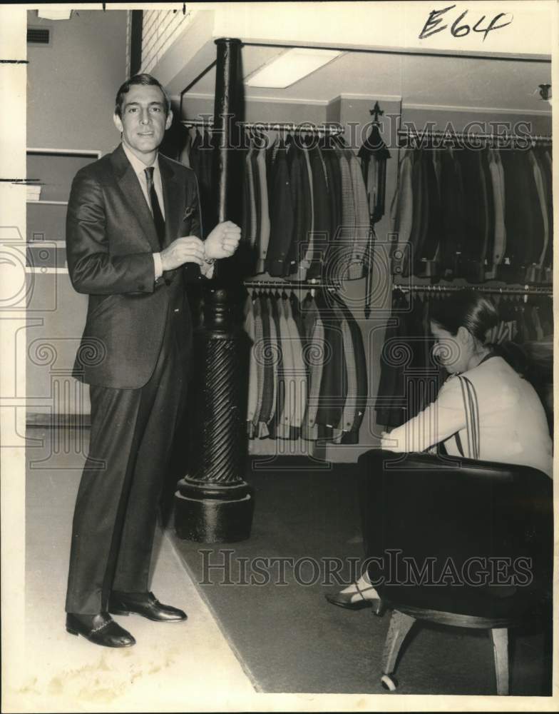 Load image into Gallery viewer, 1967 Press Photo New York designer John Weitz at Royal Orleans interview
