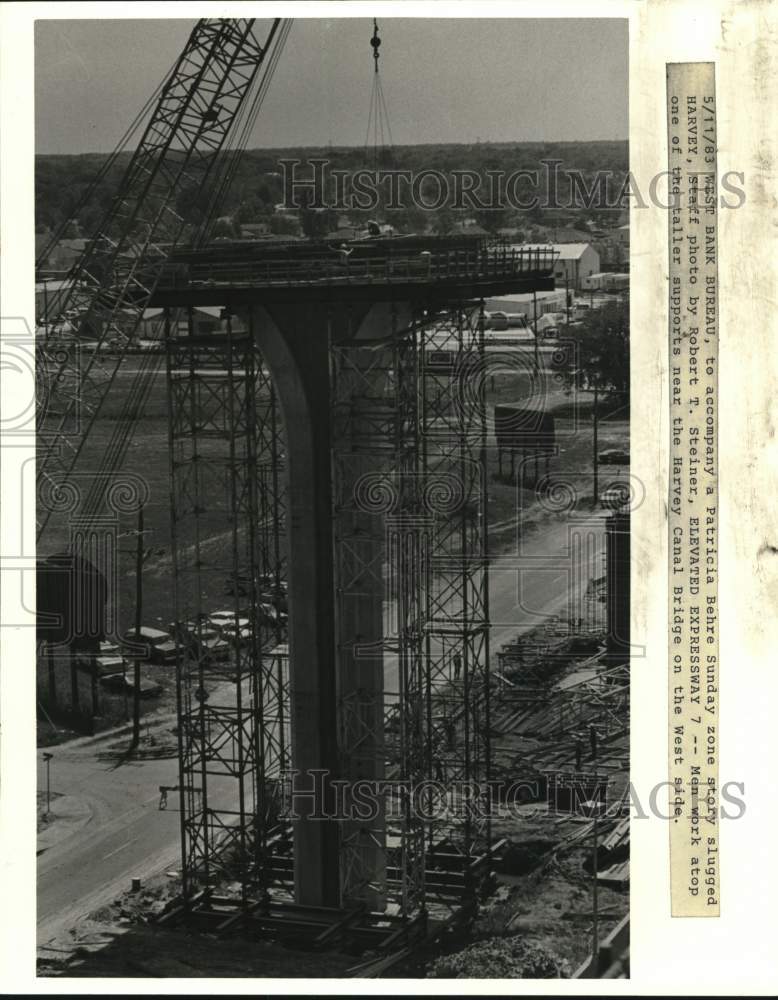 1983 Press Photo Men work on supports near Harvey Canal Bridge on West side- Historic Images