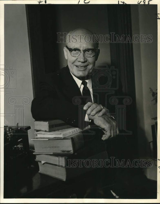 1968 Press Photo Carl F. Wegener retiring from the New Orleans Post Office