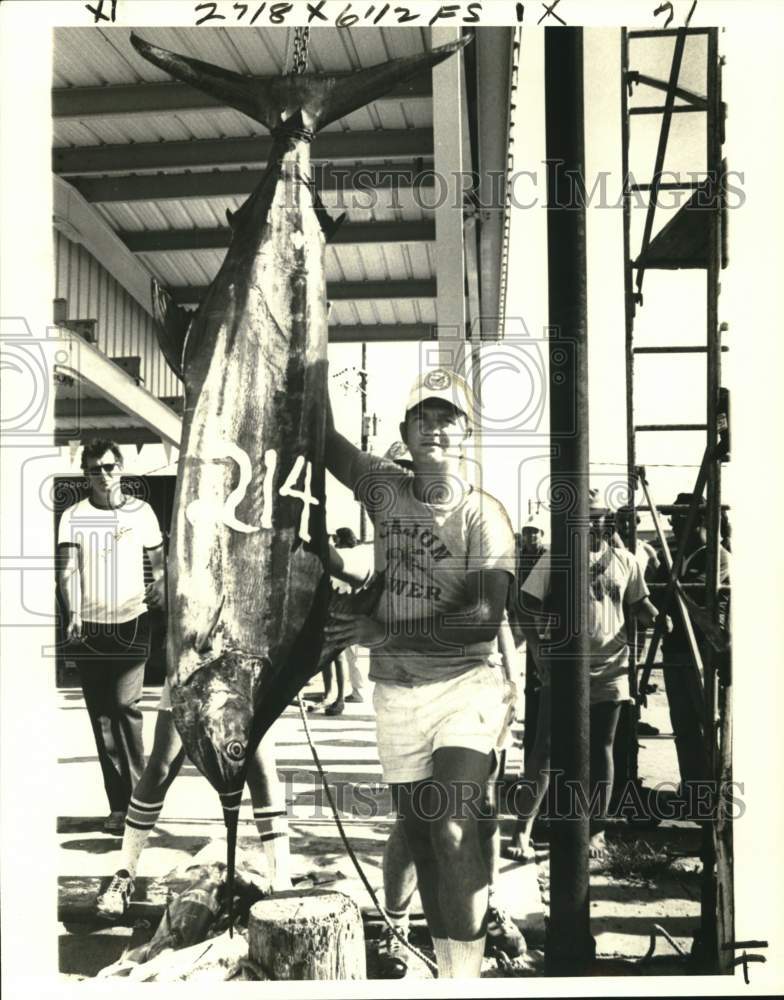 1978 Press Photo Larry Weidel with prize catch at Grand Isle Tarpon Rodeo- Historic Images