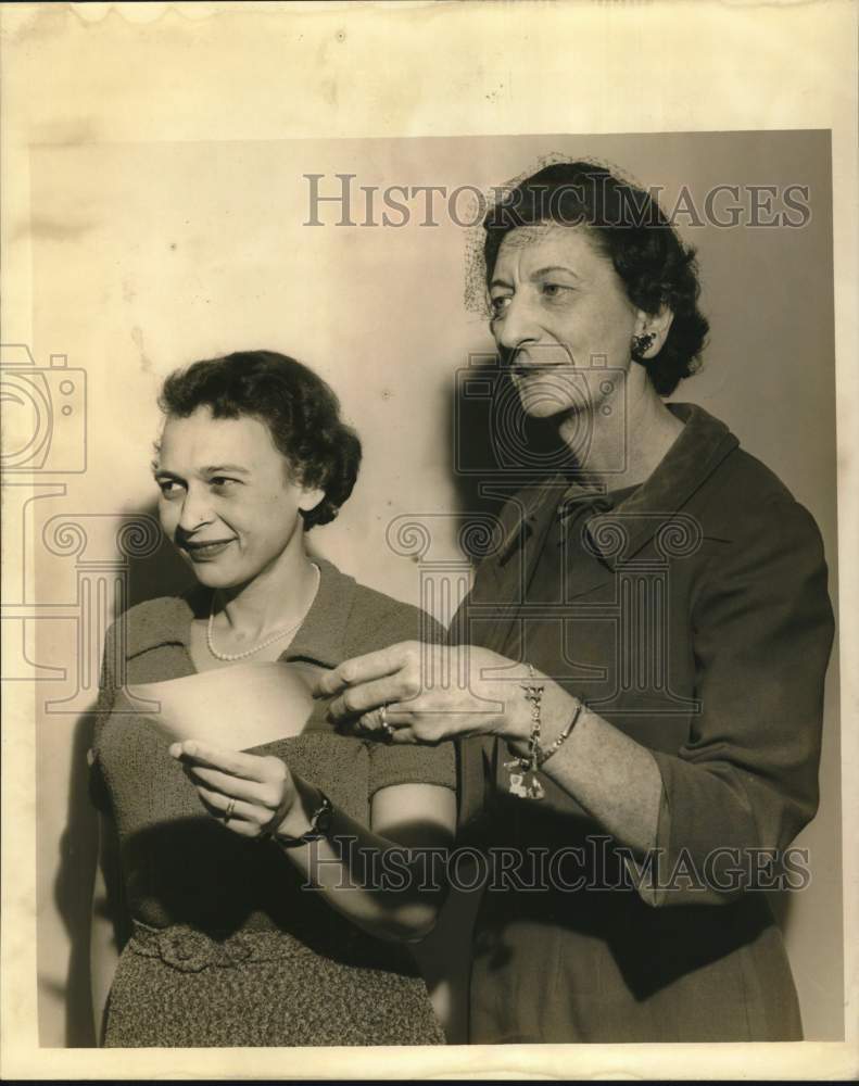 Load image into Gallery viewer, 1959 Press Photo Mrs. Herbert Winston, Mrs. Thomas Spall at PTA meeting
