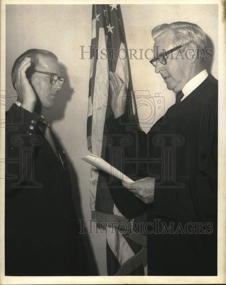 Load image into Gallery viewer, 1969 Press Photo Ollie L. Canion sworn in by Chief Judge E. Gordon West
