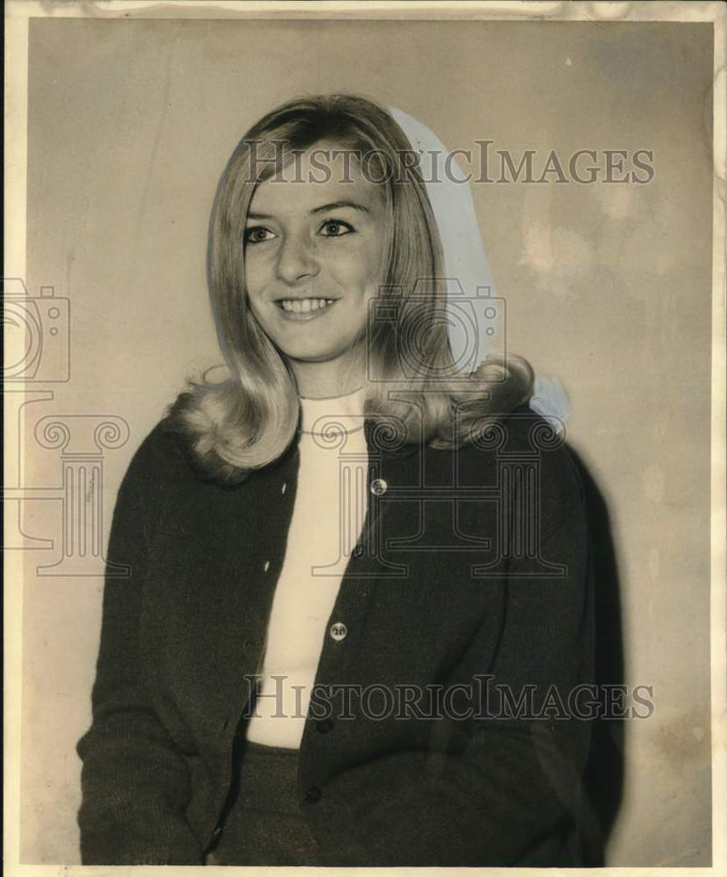 Load image into Gallery viewer, 1967 Press Photo Cindy Wener,Candidate at Teen-age America Pageant in Dallas
