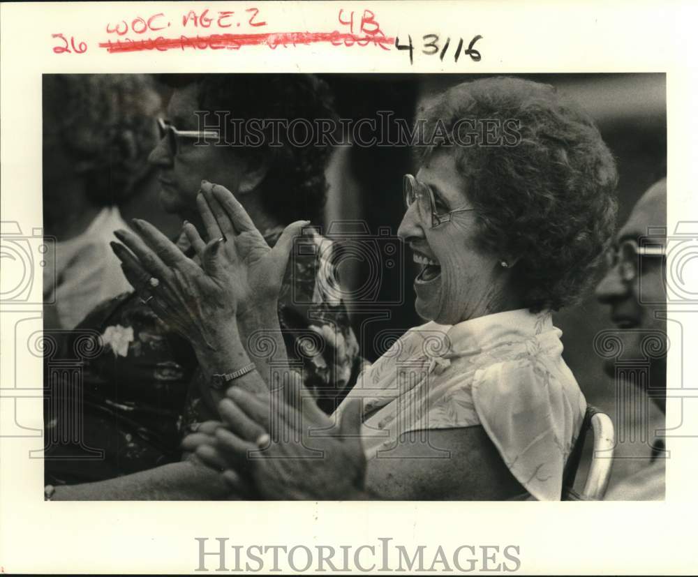 1985 Press Photo Dora Simoneaux cheers during West Bank Golden Agers softball- Historic Images