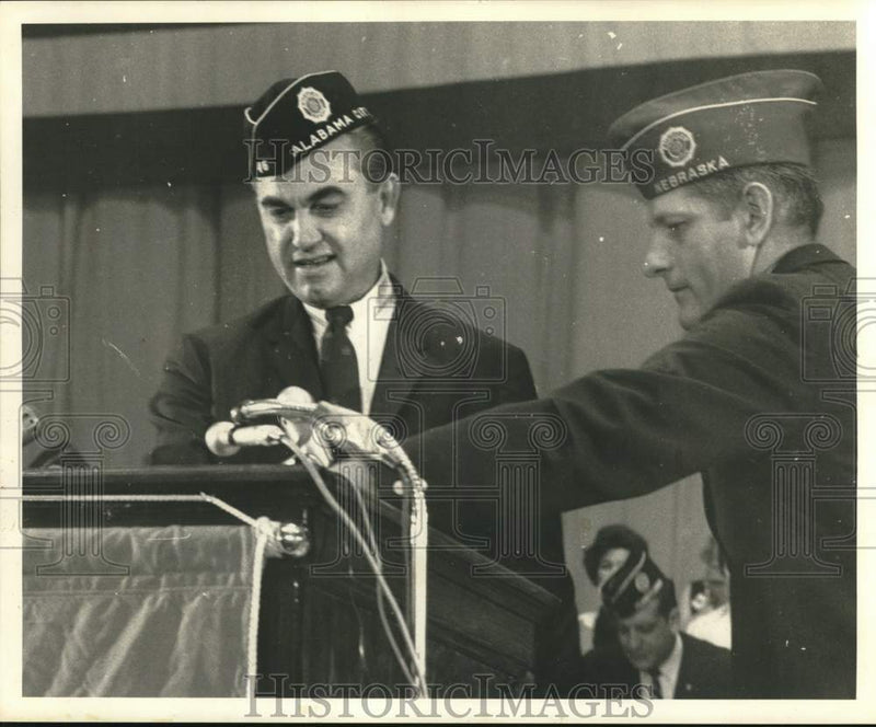 Load image into Gallery viewer, 1968 Press Photo Alabama Governor George C. Wallace addressing the Legionaries
