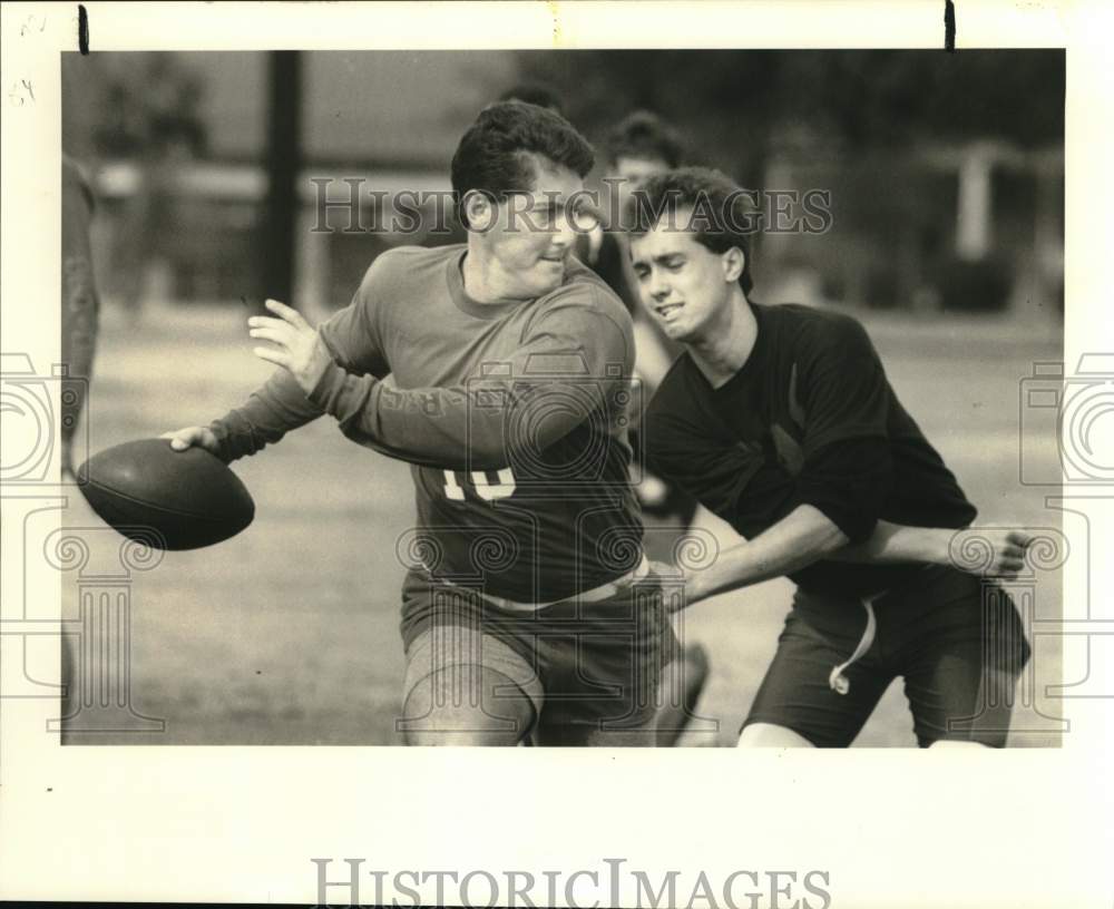 1989 Press Photo Randy Welch, Jason Saynes play flag football in New Orleans- Historic Images