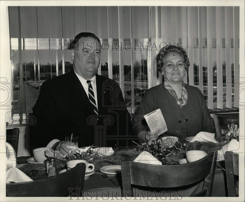 Load image into Gallery viewer, 1968 Press Photo Mr. and Mrs. CHarles J. Sinnatt at a luncheon. - noc57289
