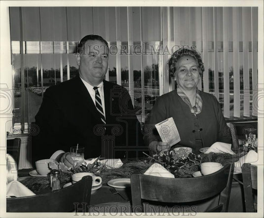 1968 Press Photo Mr. and Mrs. CHarles J. Sinnatt at a luncheon. - noc57289