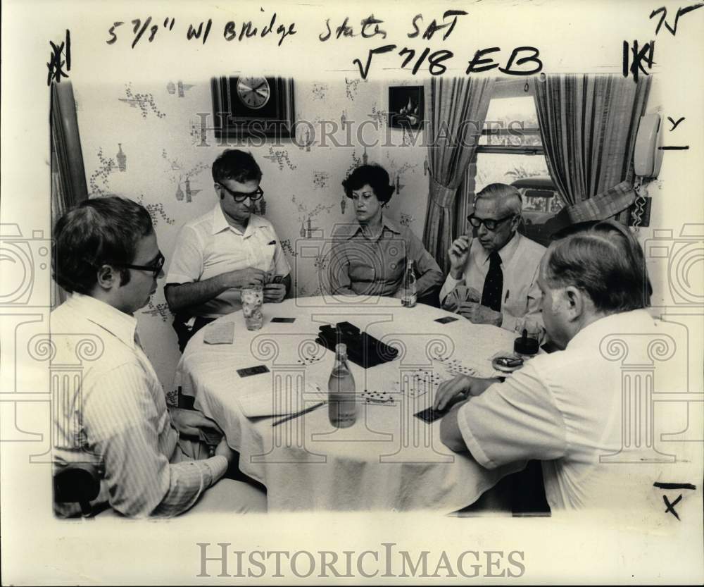 1977 Press Photo States-Item staffers take on two bridge masters - noc57322- Historic Images