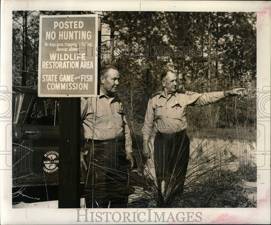 1964 Press Photo Austin Shattles & George Bone inspect refuge for poaching signs