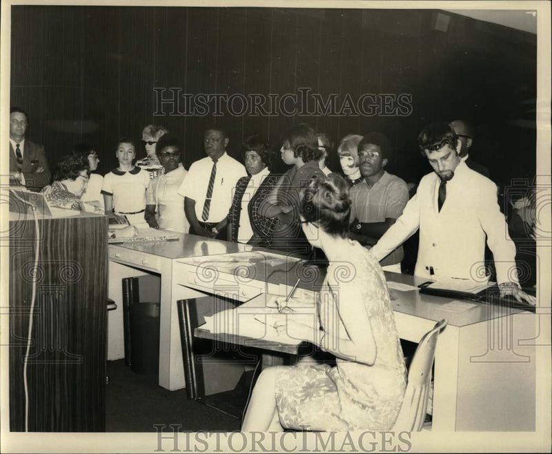 Load image into Gallery viewer, 1969 Press Photo Attorney William Wessel with teachers in Municipal Court
