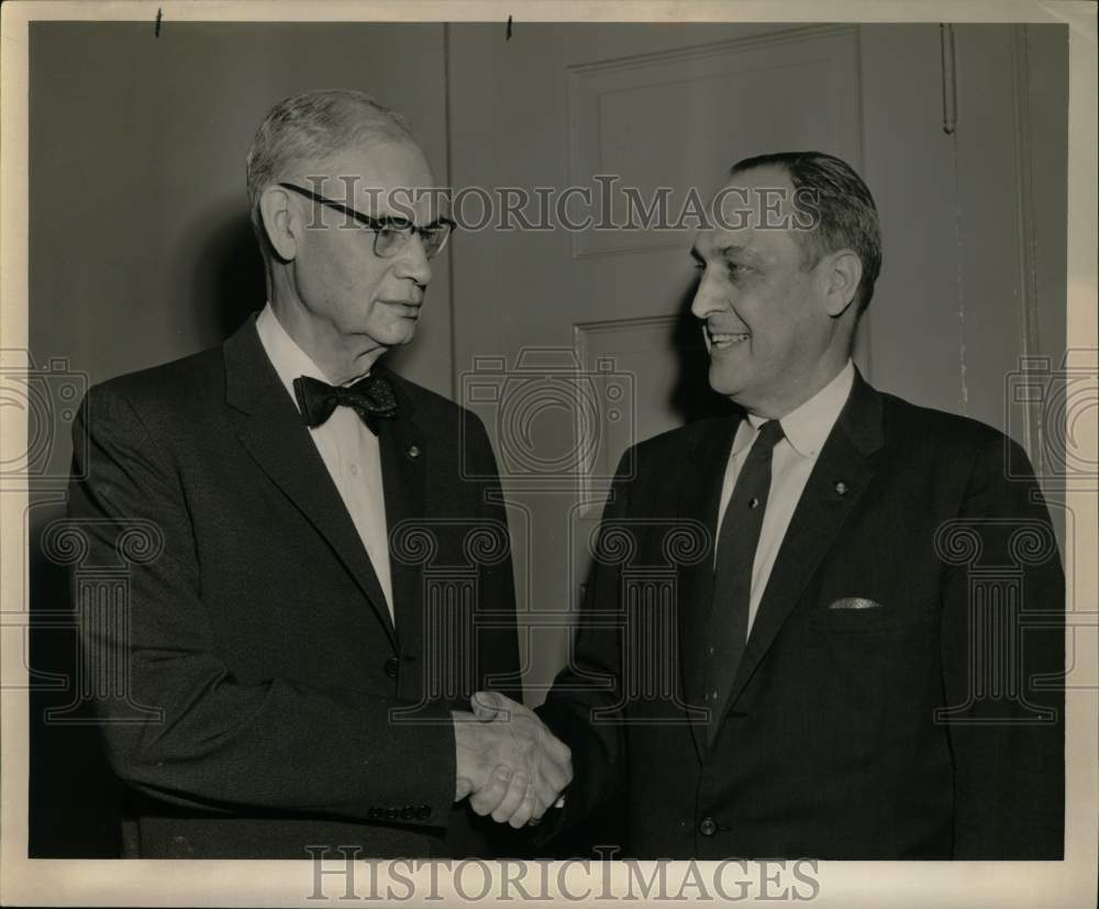 1959 Press Photo Walter A. Wentworth shaking hands with his colleague