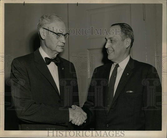 1959 Press Photo Walter A. Wentworth shaking hands with his colleague