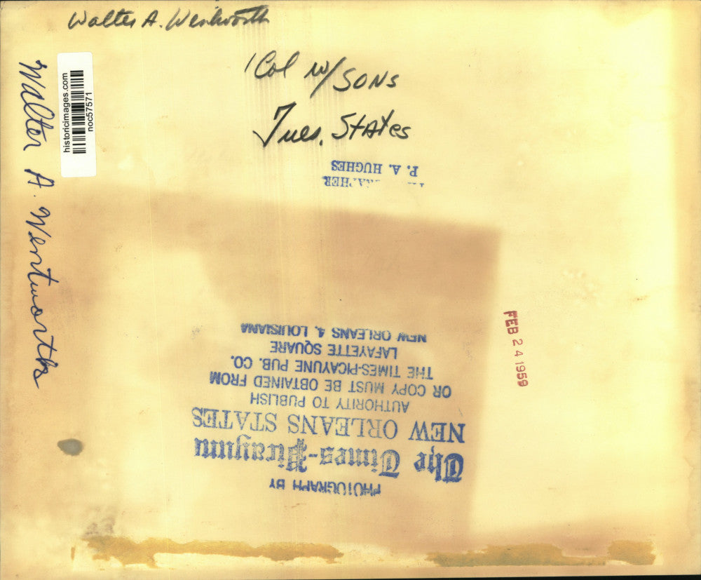 1959 Press Photo Walter A. Wentworth shaking hands with his colleague