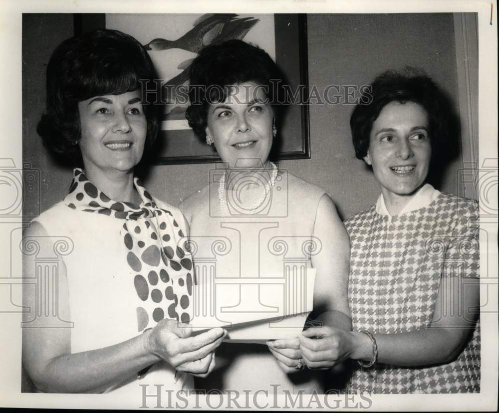 1969 Press Photo Installation of Officers- Industrial Nurses at Delmonico's