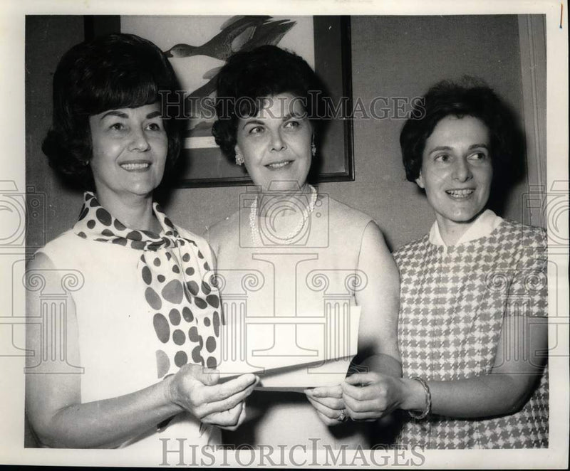 Load image into Gallery viewer, 1969 Press Photo Installation of Officers- Industrial Nurses at Delmonico's
