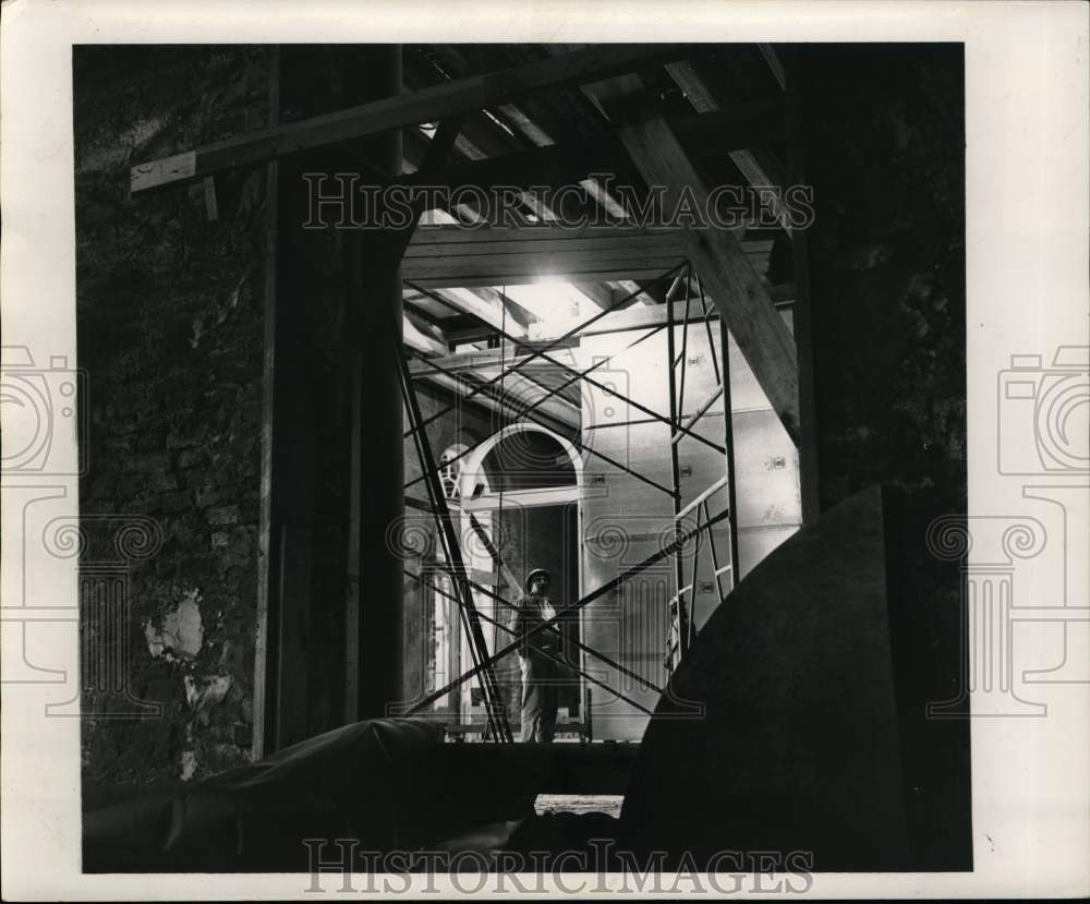 1963 Press Photo R.H. McFarland supervises Louisiana State Museum construction