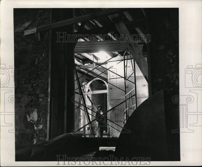 Load image into Gallery viewer, 1963 Press Photo R.H. McFarland supervises Louisiana State Museum construction
