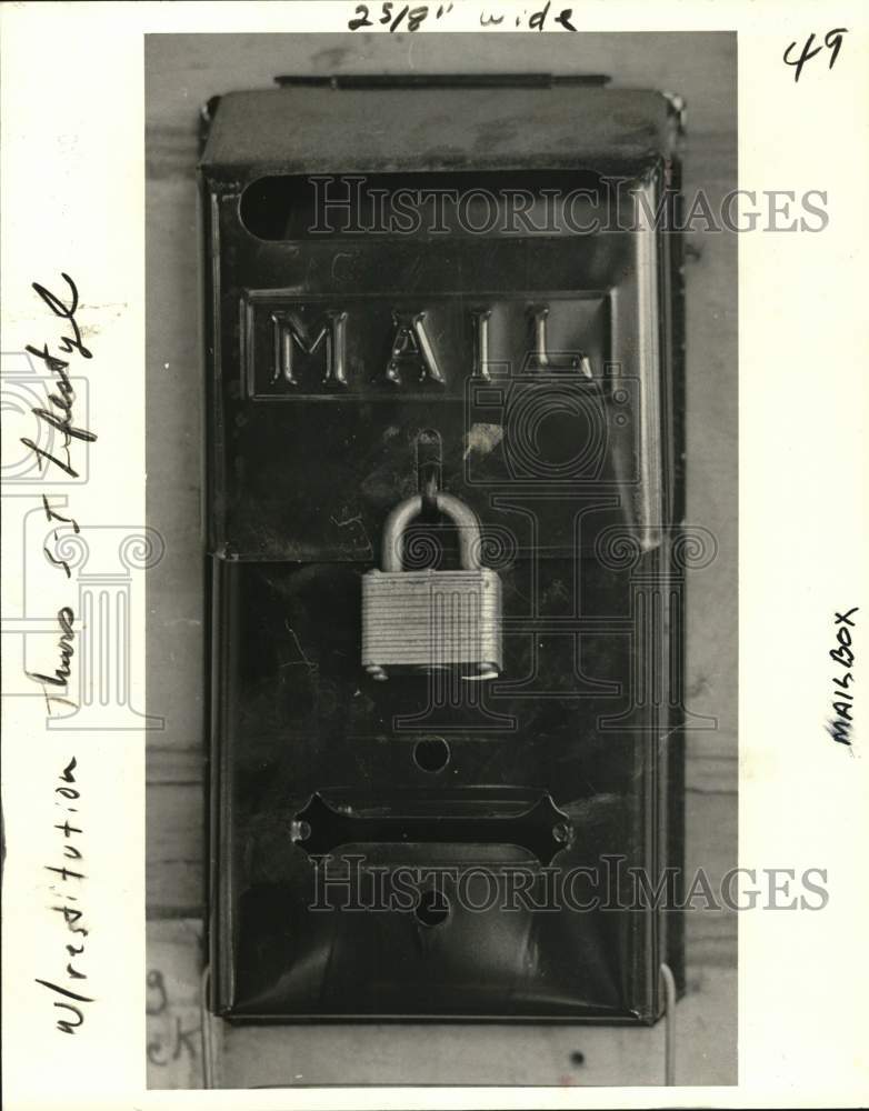 Load image into Gallery viewer, 1978 Press Photo Lock on mailbox, elderly's fear being robbed of pension checks
