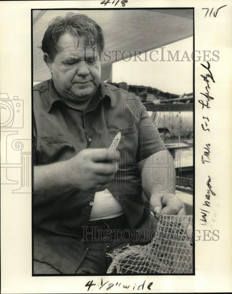 1977 Press Photo Shrimper Sterling Adams spends his time mending his nets- Historic Images