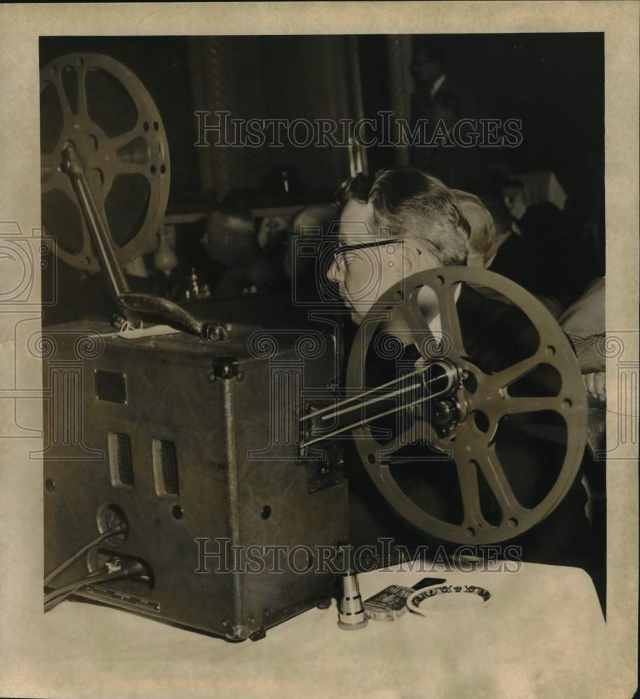 1952 Press Photo Larry Sherwood showing the movie &quot;The Sound of America&quot;- Historic Images