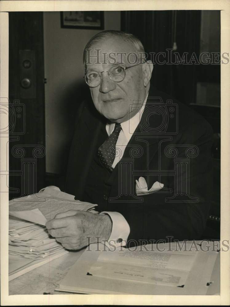 1944 Press Photo Senator Robert Wagner in Washington office reading letters