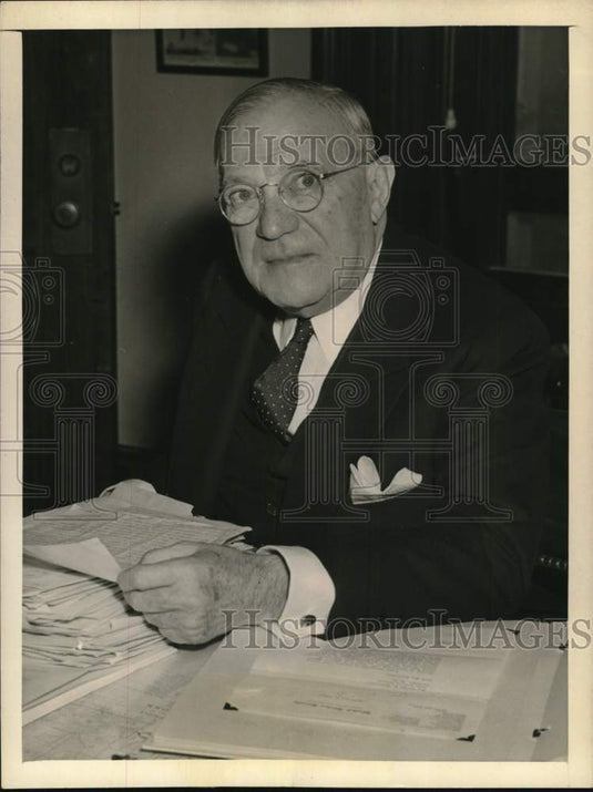 1944 Press Photo Senator Robert Wagner in Washington office reading letters