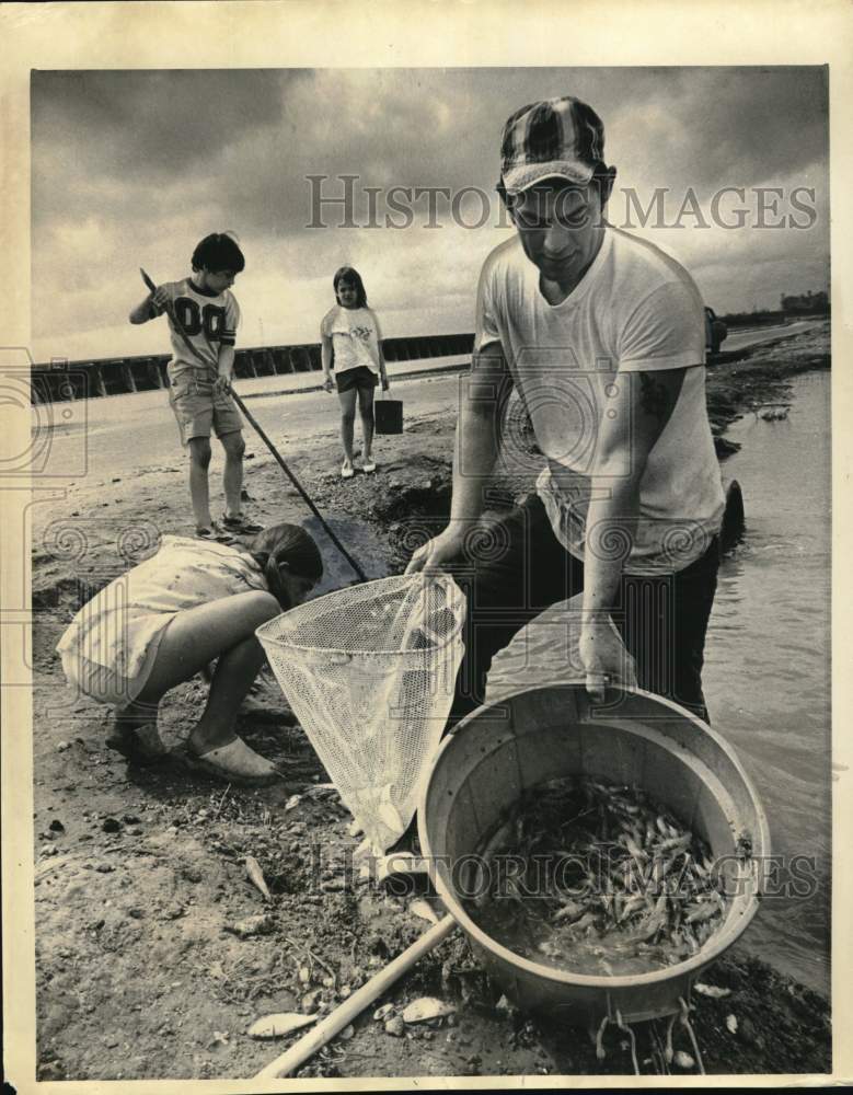 1974 Press Photo Ralph Cheek fishing with friends at Bonnet Carre Spillway- Historic Images