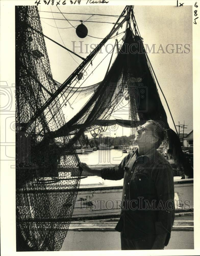 1980 Press Photo Shrimp Boat Captain Raymond Plaisance- Repairing his nets- Historic Images