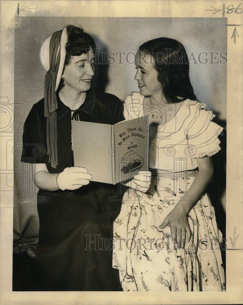 Load image into Gallery viewer, 1949 Press Photo Mrs. Joe A. Shepperd &amp; daughter Suzanne- Author Fairy Tale Book

