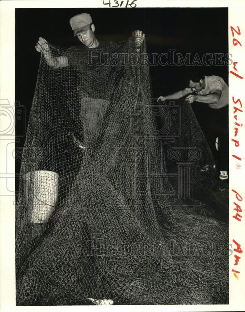 1986 Press Photo Authorities confiscating net of illegal shrimpers - noc57940- Historic Images