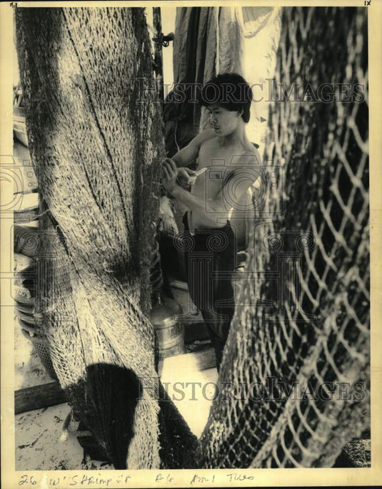 1990 Press Photo Seng Huynh patches holes in the shrimp nets - noc57946- Historic Images