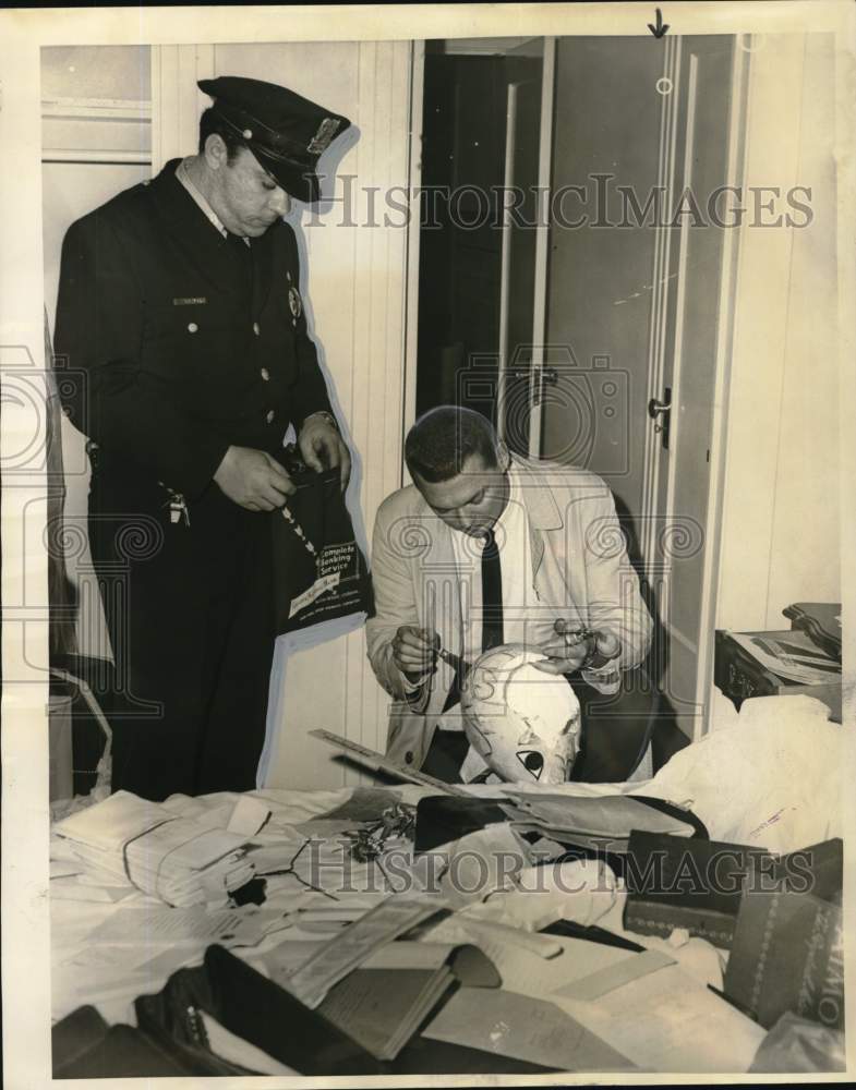 1966 Press Photo Detective Walter Shear checks piggy bank at crime on Lopez- Historic Images