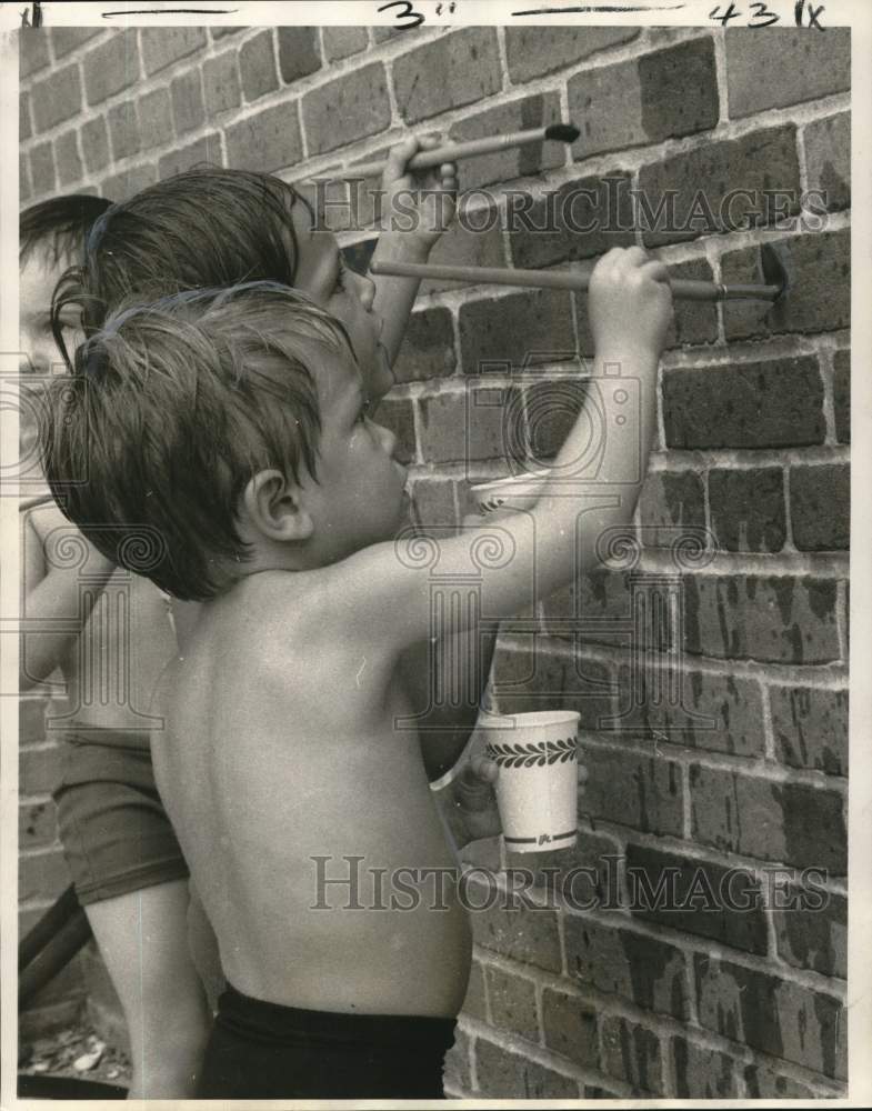 1970 Press Photo Children paint on wall in New Orleans area - noc58037- Historic Images