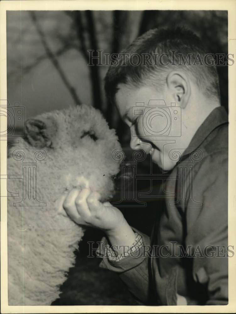 Load image into Gallery viewer, 1958 Press Photo Butch Williams and his 4-H lamb in Topeka, Kansas - noc58061
