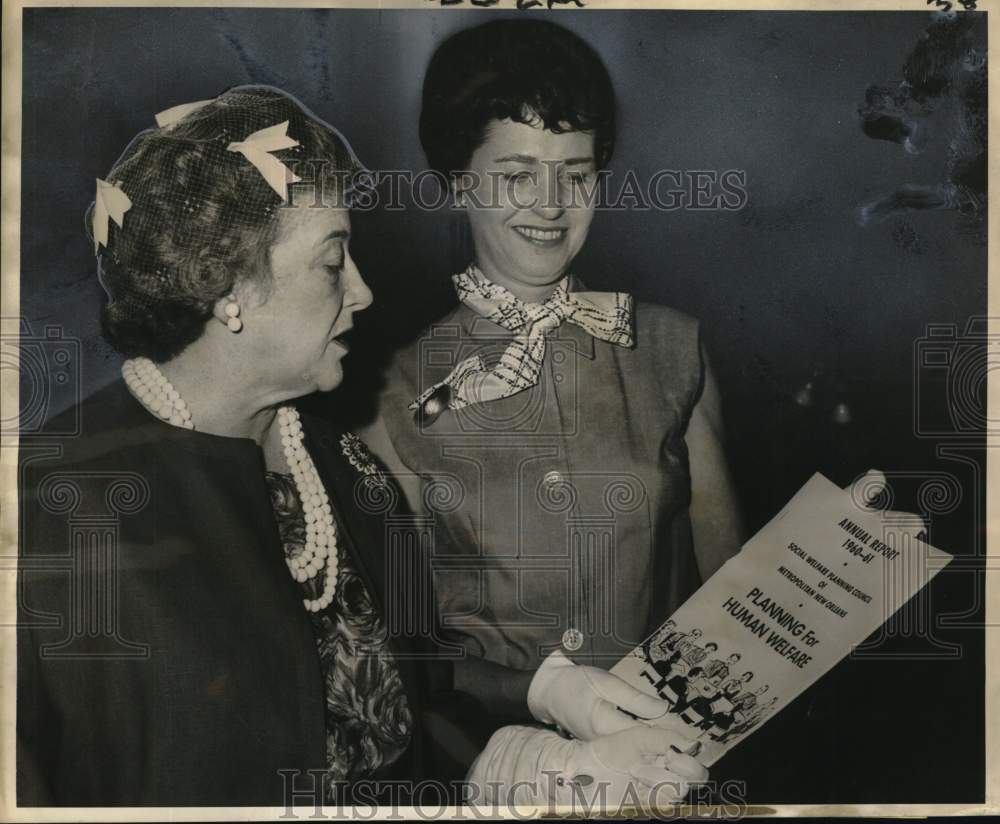 1961 Press Photo Social Welfare Planning Council, Mrs. Victor Shaw &amp; Mrs. Stich.