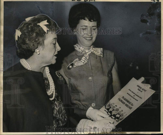 1961 Press Photo Social Welfare Planning Council, Mrs. Victor Shaw & Mrs. Stich.