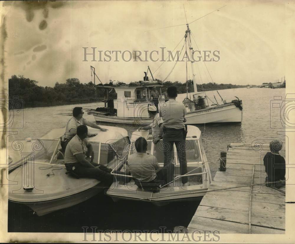 1969 Press Photo Officials wait to apprehend illegal shrimp fisherman