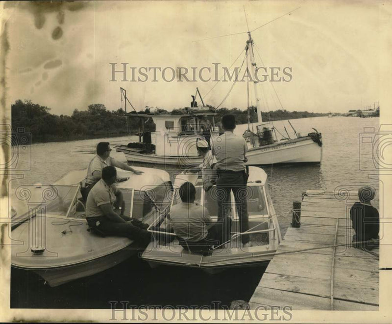 Load image into Gallery viewer, 1969 Press Photo Officials wait to apprehend illegal shrimp fisherman
