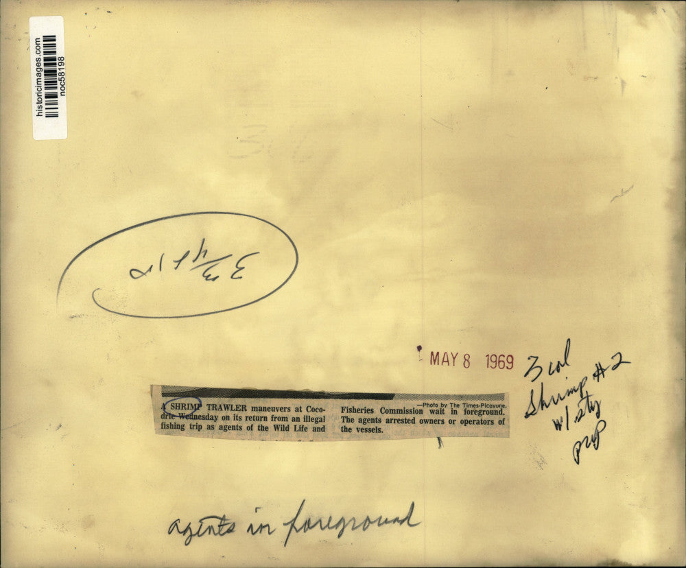 1969 Press Photo Officials wait to apprehend illegal shrimp fisherman