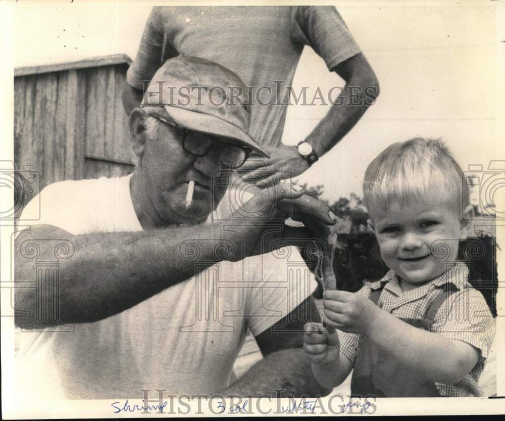 1969 Press Photo Terrebonne Parish shrimper with shrimp caught before season