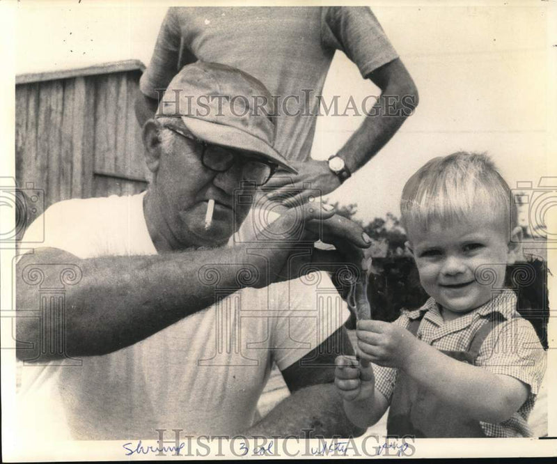 Load image into Gallery viewer, 1969 Press Photo Terrebonne Parish shrimper with shrimp caught before season
