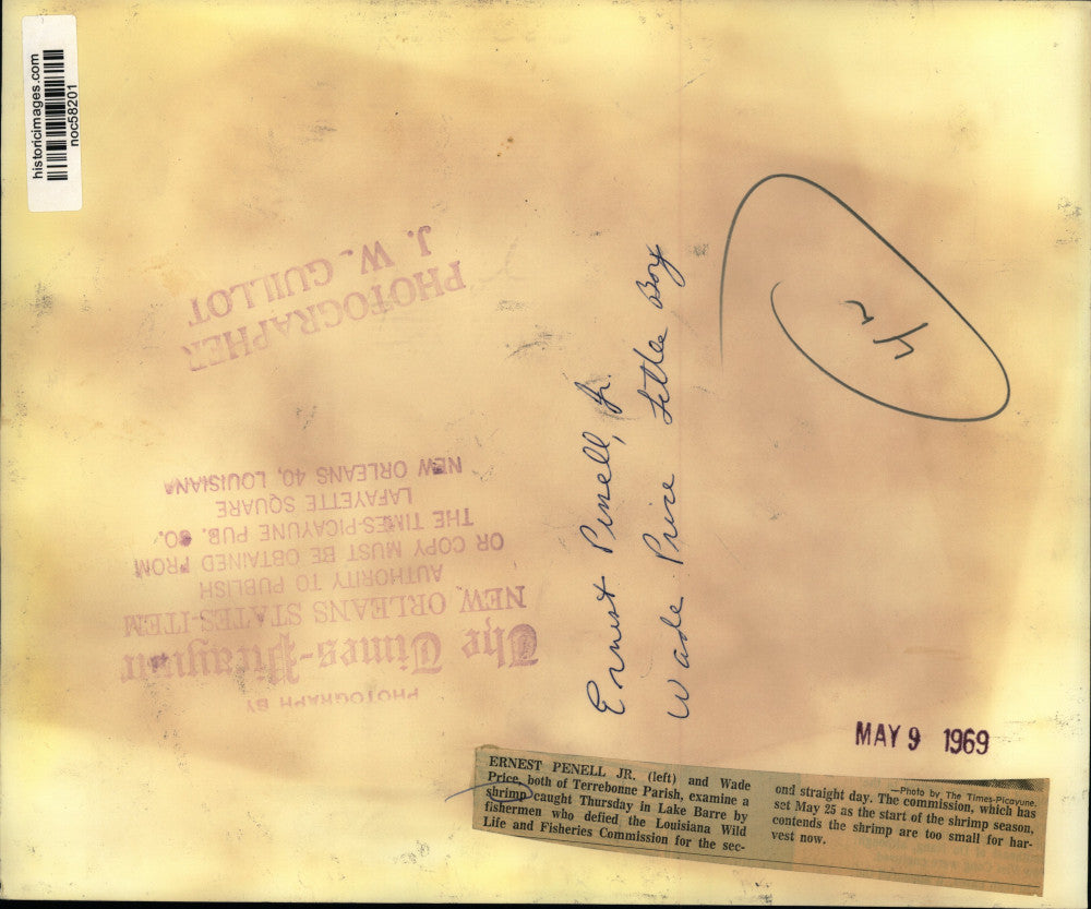 1969 Press Photo Terrebonne Parish shrimper with shrimp caught before season