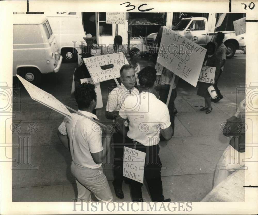 1969 Press Photo Pickets march in front of Wild Life and Fisheries Building