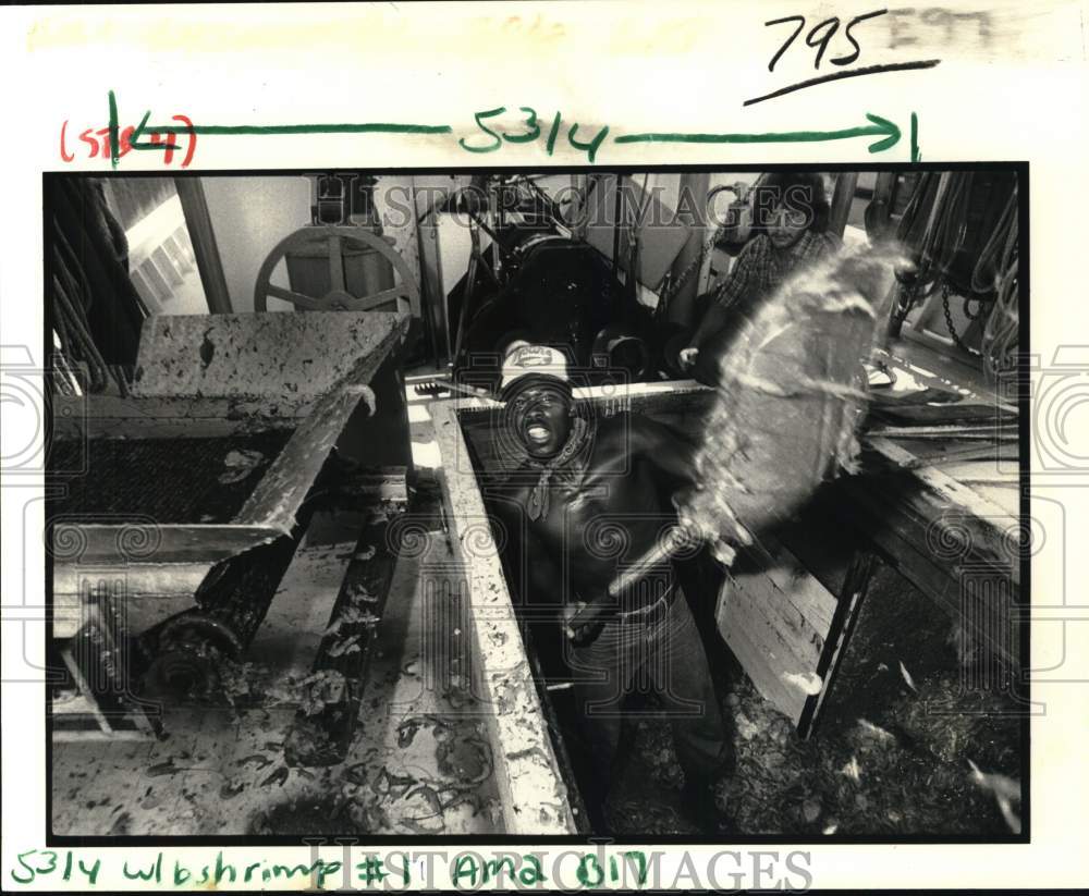 1982 Press Photo Eddie Shaw unloading shrimp from Lady Cynthia in St. Bernard- Historic Images