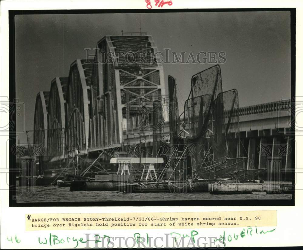 1986 Press Photo Shrimp barges moored near U.S. 90 bridge over Rigolets- Historic Images