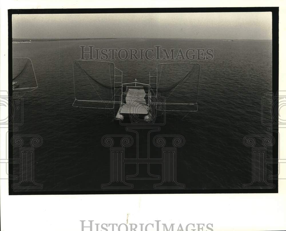 1986 Press Photo A shrimp boat deploying nets for fishing season- Shrimping- Historic Images