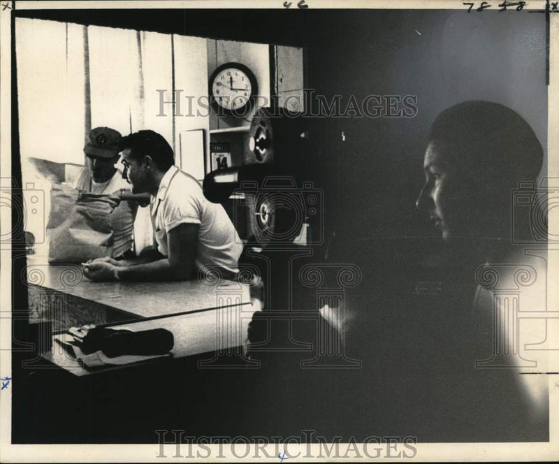 Load image into Gallery viewer, 1964 Press Photo Shoplifting at a small shop - noc58263
